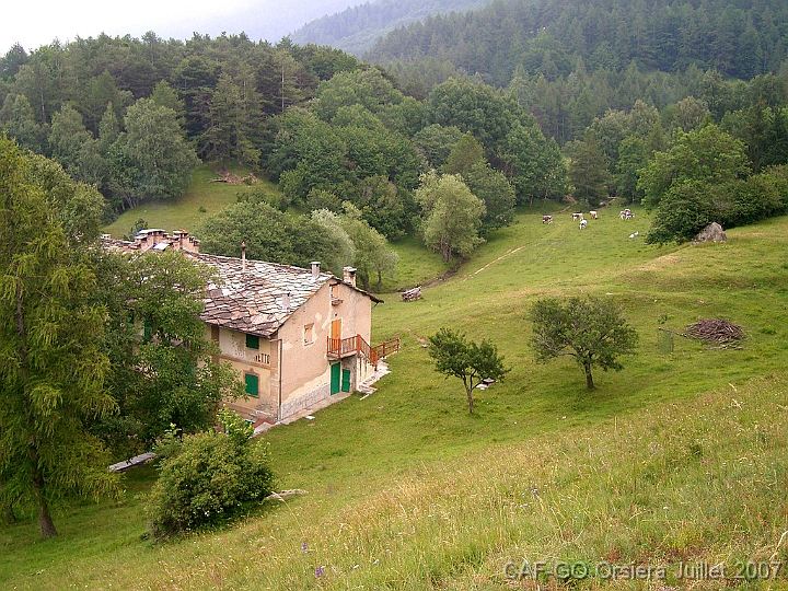 MM_2007-07-01_14-43-09_R Jour 1. De Pinetti vers le refuge CAI de Toesca. Maisons visibles du collet au-dessus de la chapelle de Pian Cervetto.