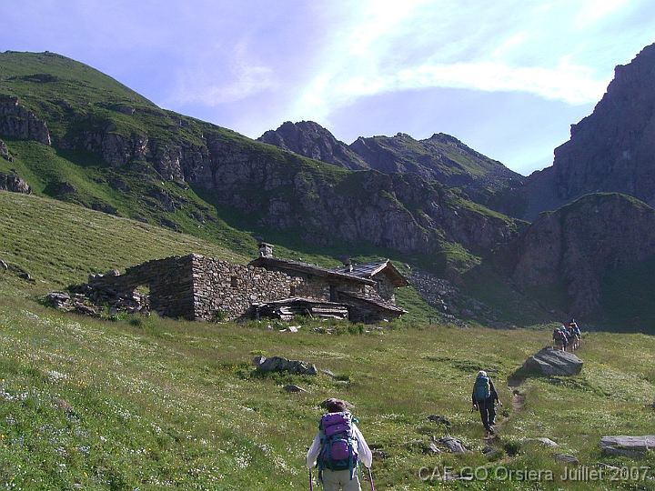 MM_2007-07-03_08-43-51_R Jour 3. Selleries > refuge Val Gravio.  Arrêt près d'une bergerie et d'une zone humide