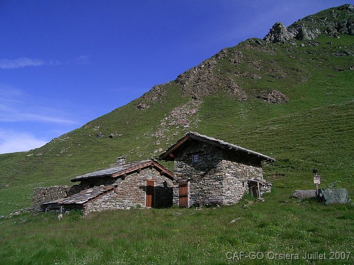 MM_2007-07-03_08-46-18_R Jour 3. Selleries > refuge Val Gravio.  Arrêt près d'une bergerie et d'une zone humide