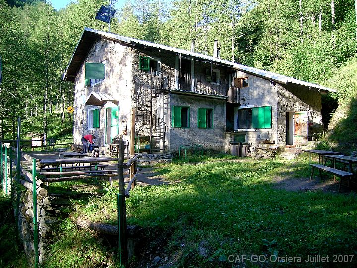 MM_2007-07-04_07-14-47_R Jour 4. Val Gravio > voitures.  Refuge CAI de Val Gravio