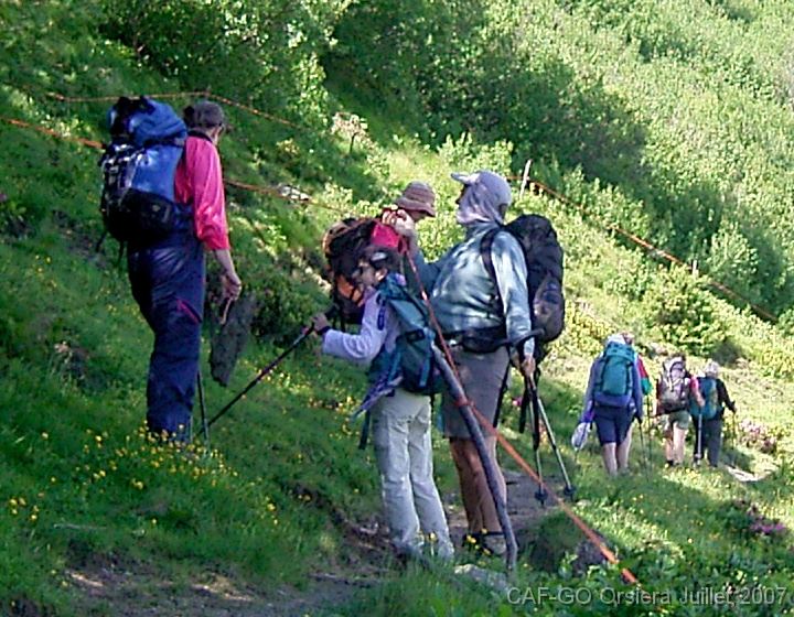 MM_2007-07-04_10-03-01_R Jour 4. Val Gravio > voitures.  Arrêt à la limite forêt/prairie-mélèzin clair