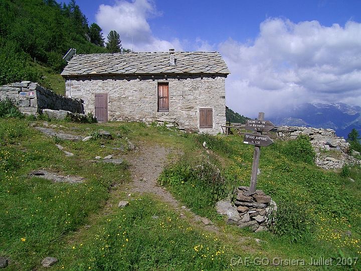 MM_2007-07-04_10-05-06_R Jour 4. Val Gravio > voitures.  Maison à la limite forêt/prairie-mélèzin clair