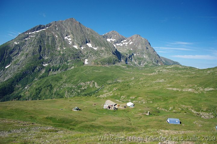 IMGP8005 Le refuge du Taillefer vu d'en haut, sur fond de Taillefer